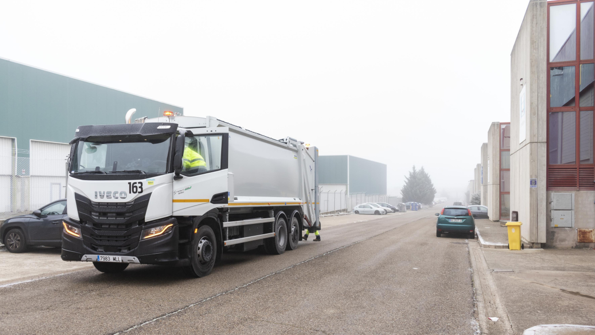 Un camión transita por un grupo de empresas del Polígono Industrial de Villalonquéjar donde ya se ven algunos contenedores del sistema puerta a puerta