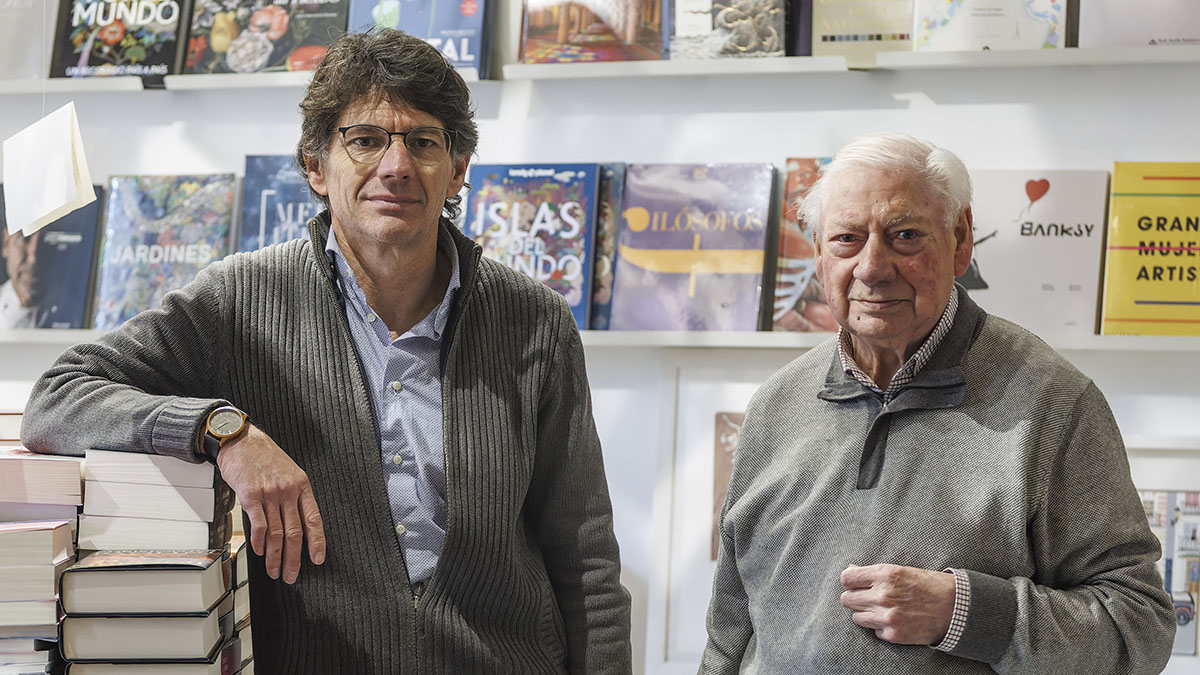 Álvaro Manso Urbano (derecha) y Álvaro Manso Ortiz, segunda y tercera generación de libreros de Luz y Vida.