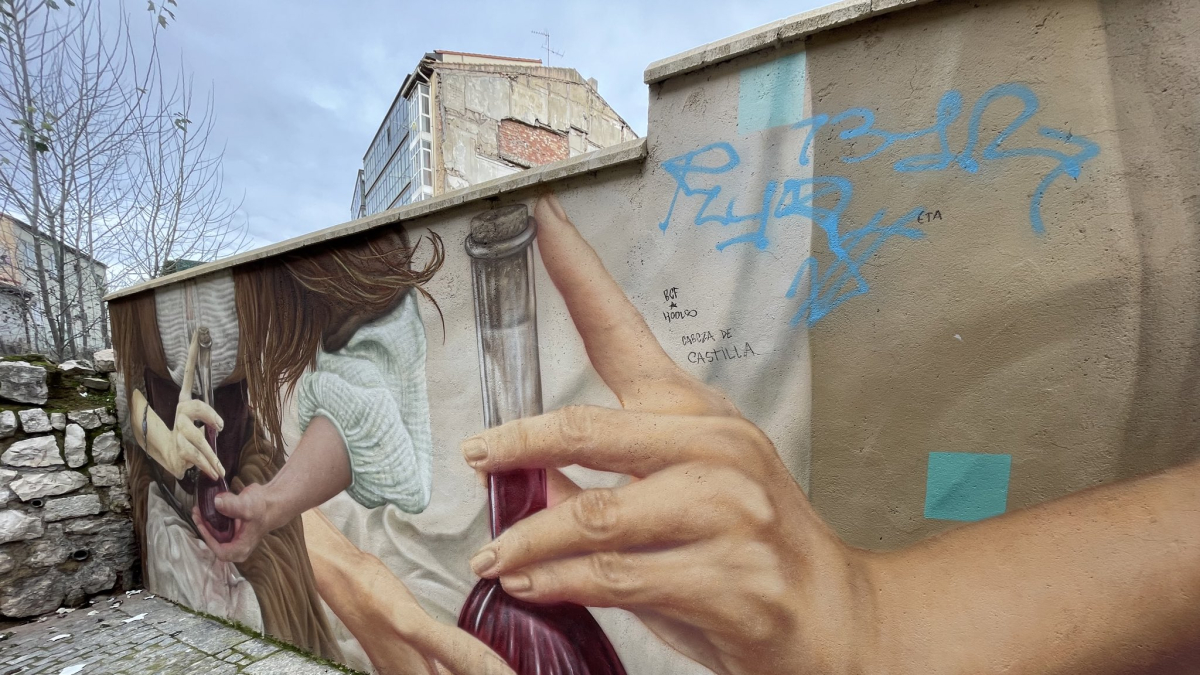 Pintadas en el mural del Callejón de las Brujas, en la calle Emabajadores