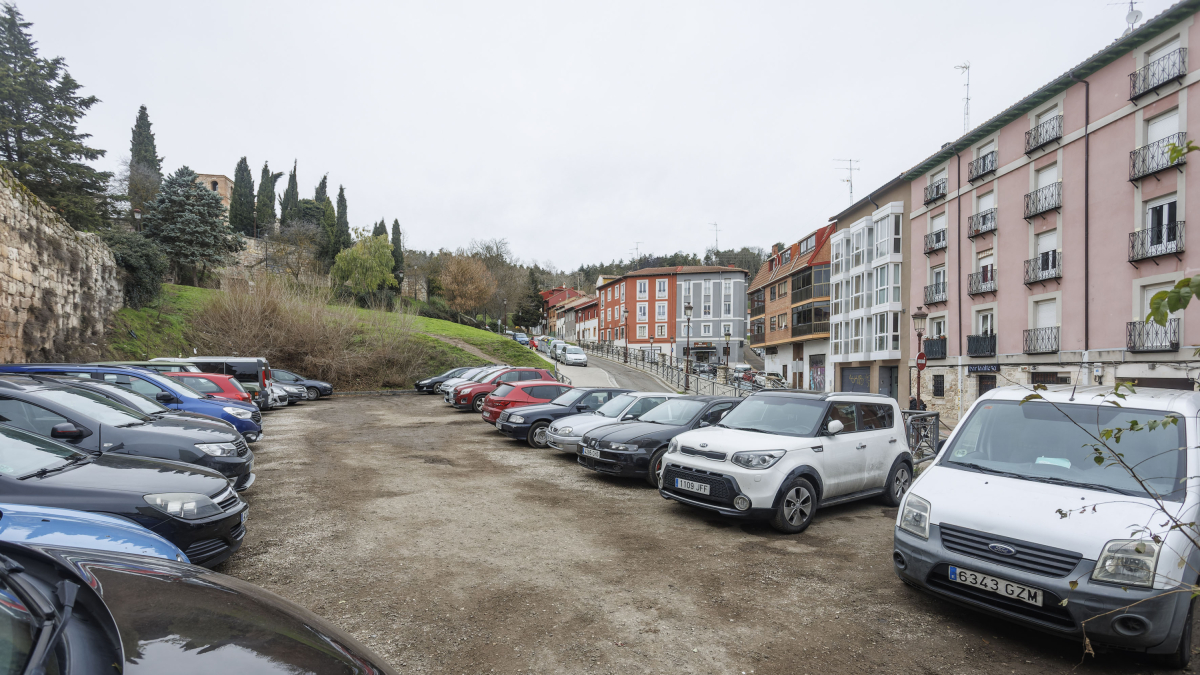 Zona de aparcamiento, en un descampado de Corazas, donde se proyecta un subterráneo con unas 300 plazas.