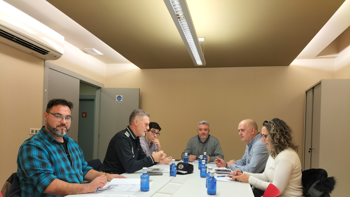 Instante de la reunión mantenida por el concejal de Medio Ambiente, técnicos y hosteleros.