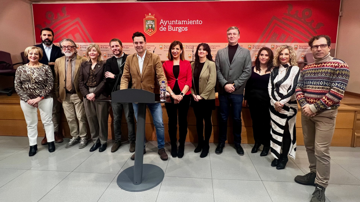 Los doce concejales socialistas del Ayuntamiento de Burgos, durante el balance de los seis meses del bipartito PP-Vox.