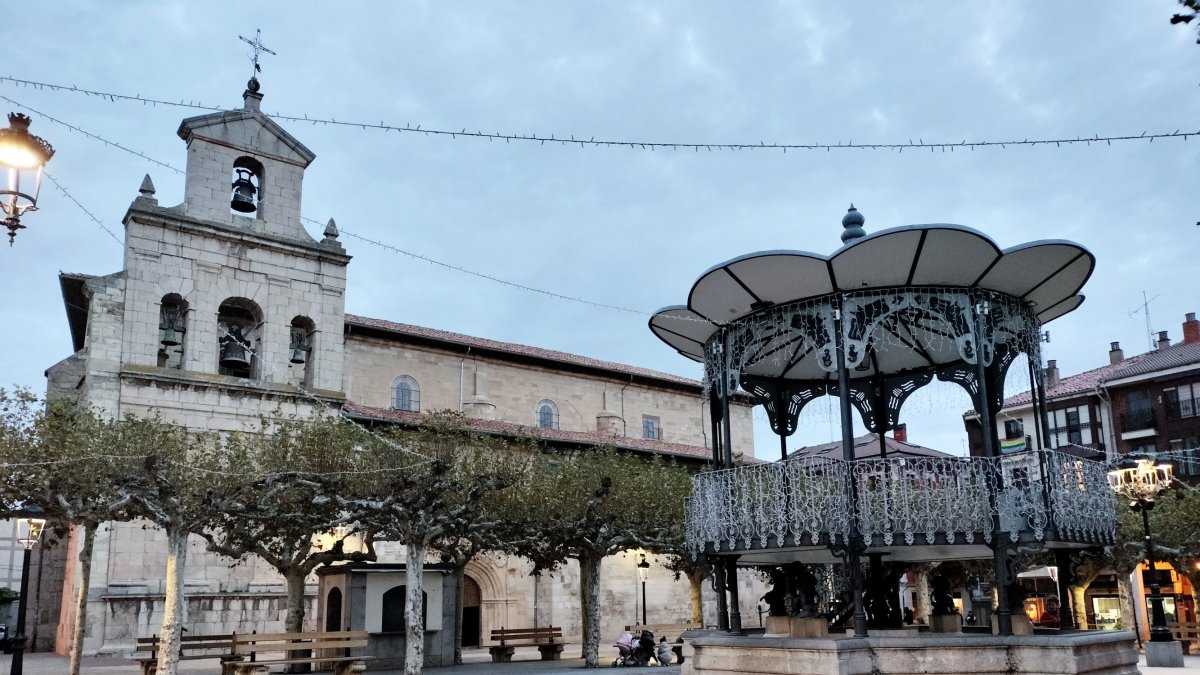 Vista de la plaza Mayor, con el templete y la iglesia de San Martín