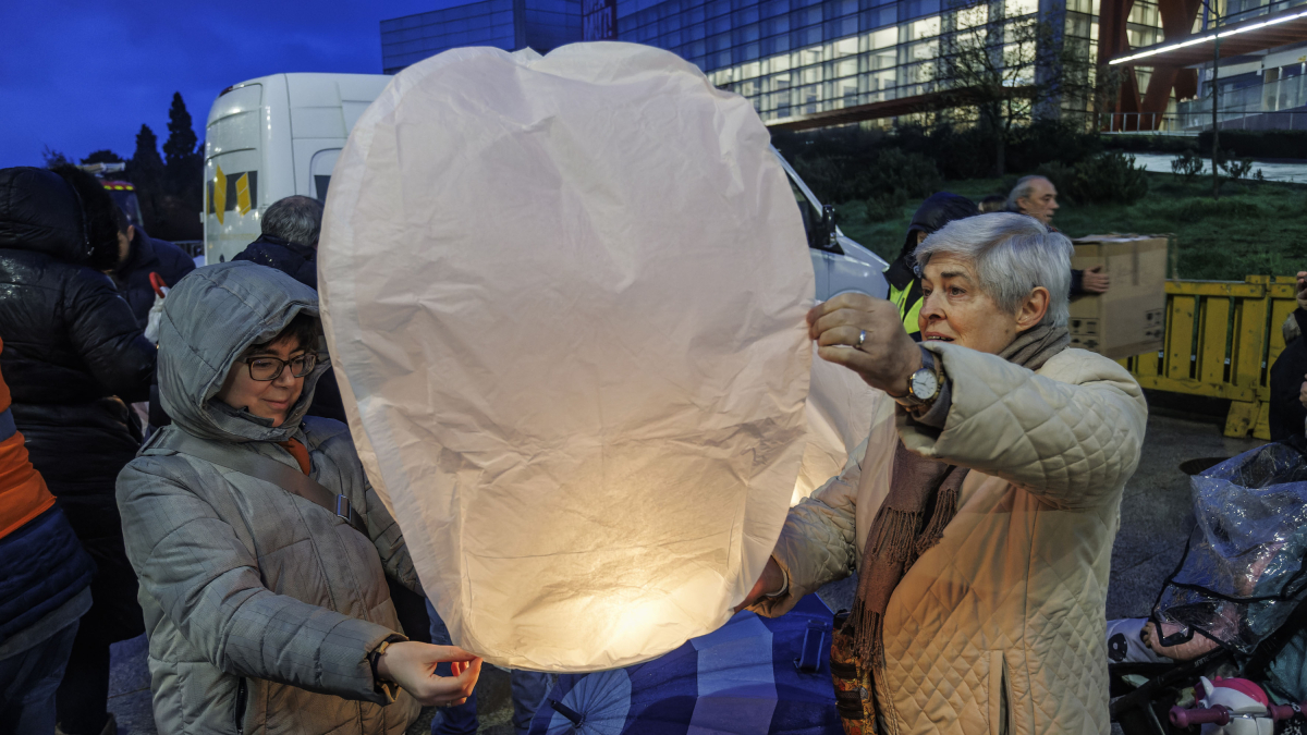 Suelta de farolillos solidarios de Proyecto Rubare.