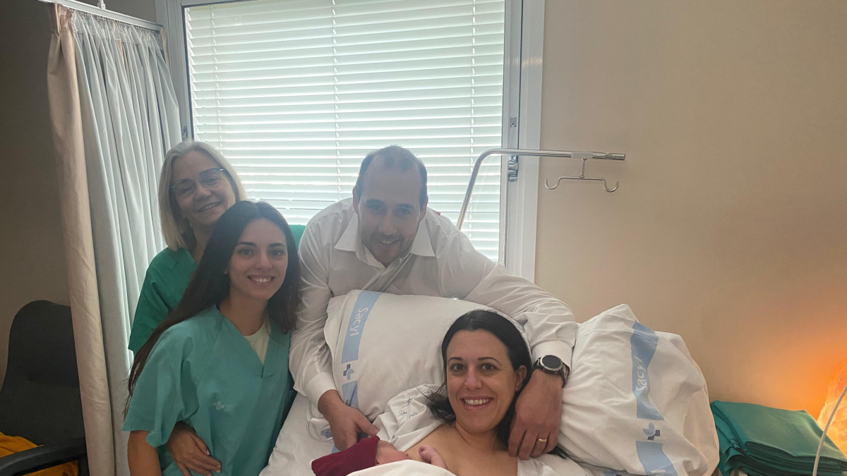 Laura e Isidro posan con su hijo David Lozano Asensio, el primer bebé arandino del año 2024.