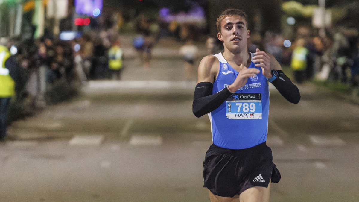 Rubén Álvarez entra victorioso en la meta de Derechos Humanos.