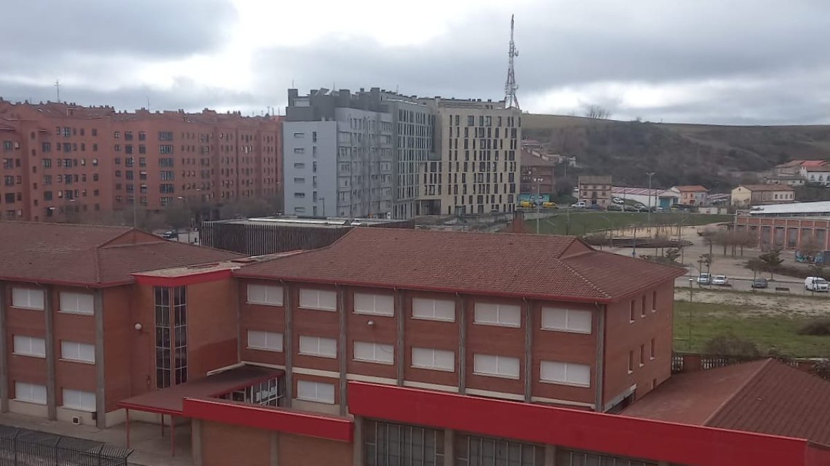 Vista del edificio actual del IES Diego de Siloé, que 'crecerá' en la parcela anexa cedida por el Ayuntamiento de Burgos.