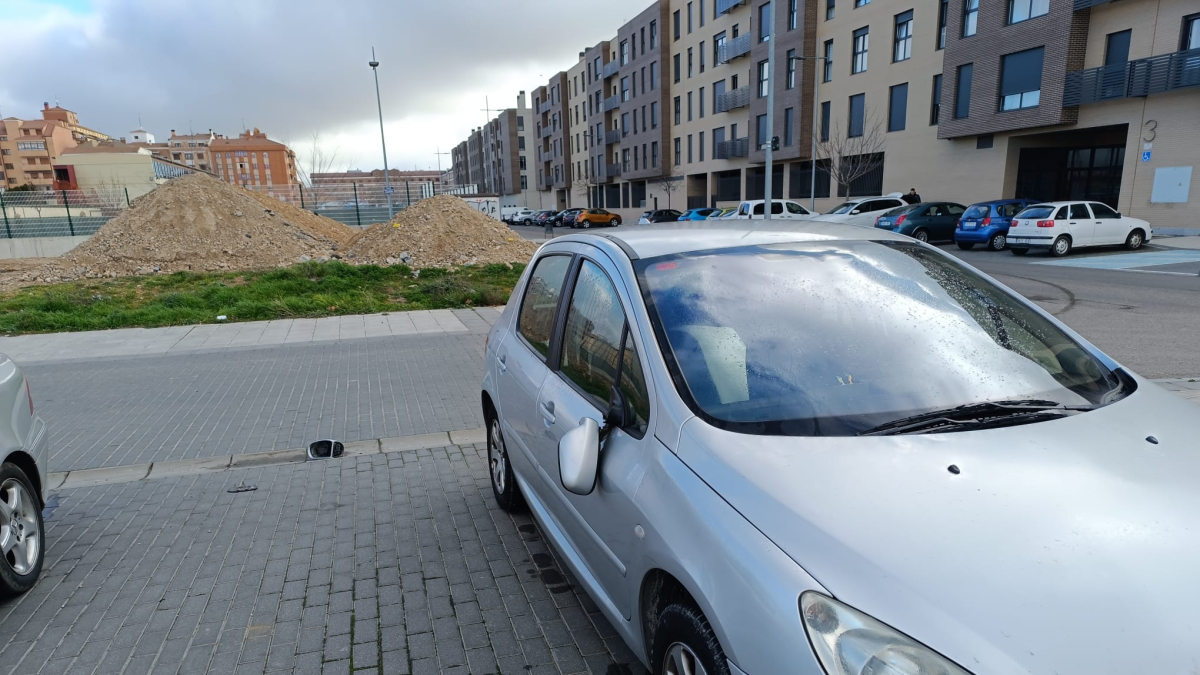 Imagen de uno de los coches que han aparecido con los retrovisores rotos