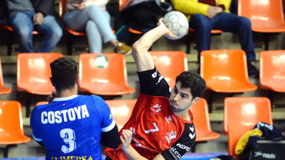 Álex Chan, durante el partido contra Oviedo.