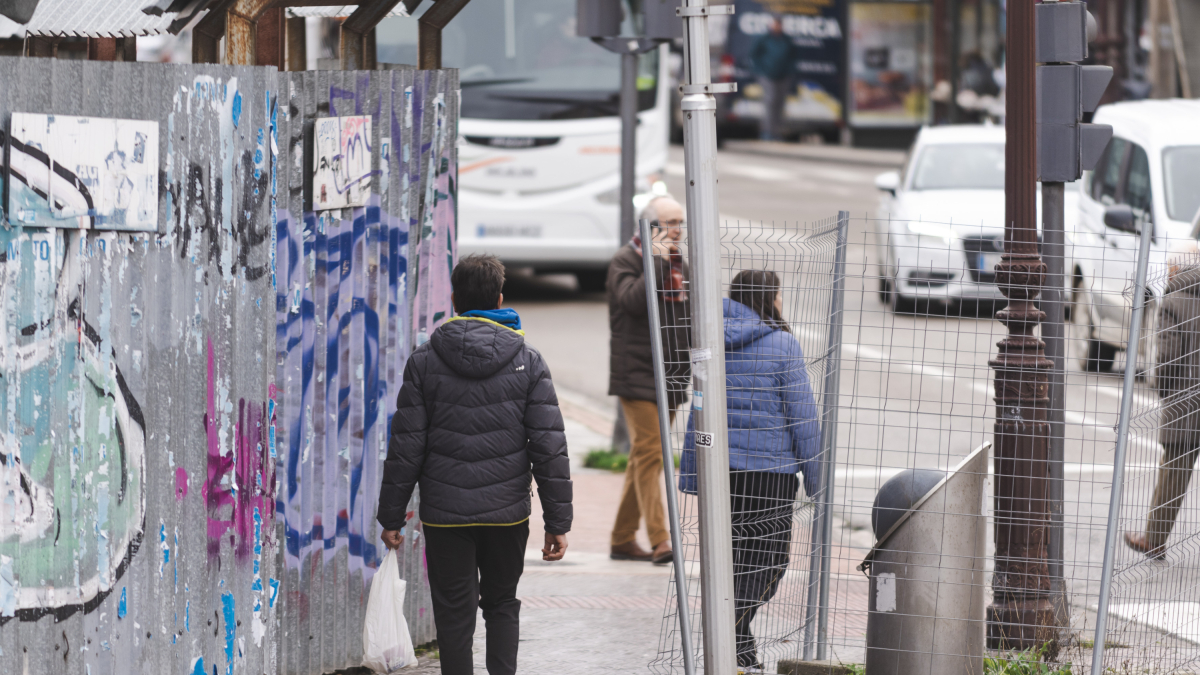 El vallado, los contenedores soterrados y una señal turística dificultan el paso de los viandantes por la estrechez del espacio que queda libre.