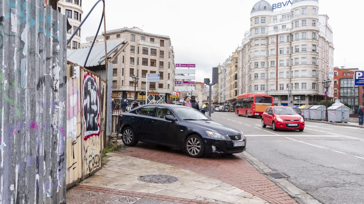 Un vehículo sale del aparcamiento de Plaza Vega.