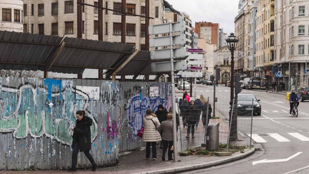El vallado del solar de plaza Vega dificulta el paso de los peatones por la estrechez de la zona de paso que queda.