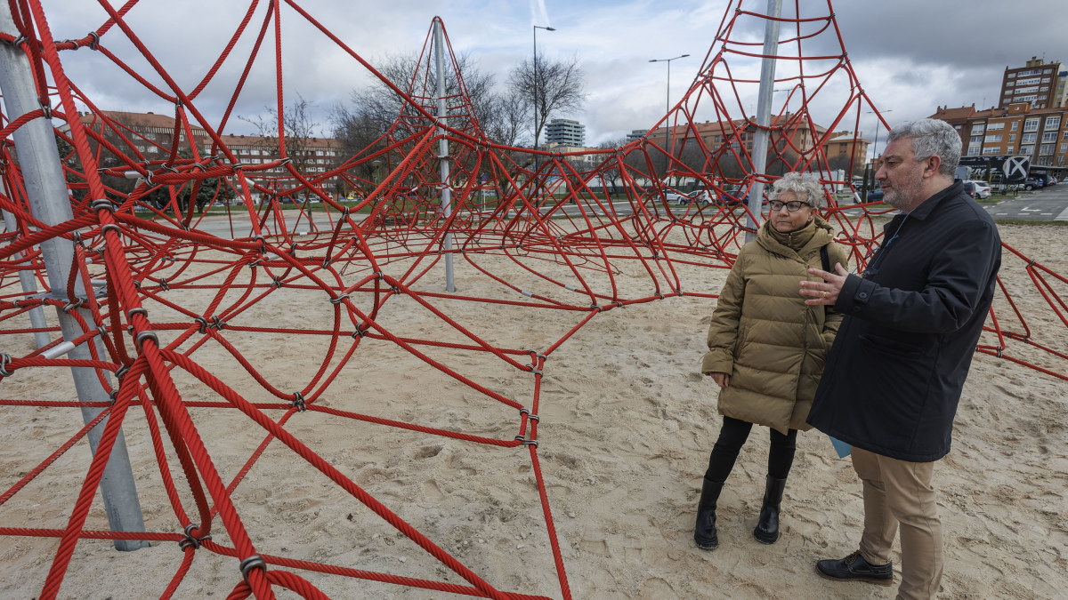 Aurora Elena Herrero, de Samyl que gestiona los parques infantiles de Burgos, y el concejal Carlos Niño, durante la visita a la nueva araña del parque de arena del aparcamiento disuasorio.