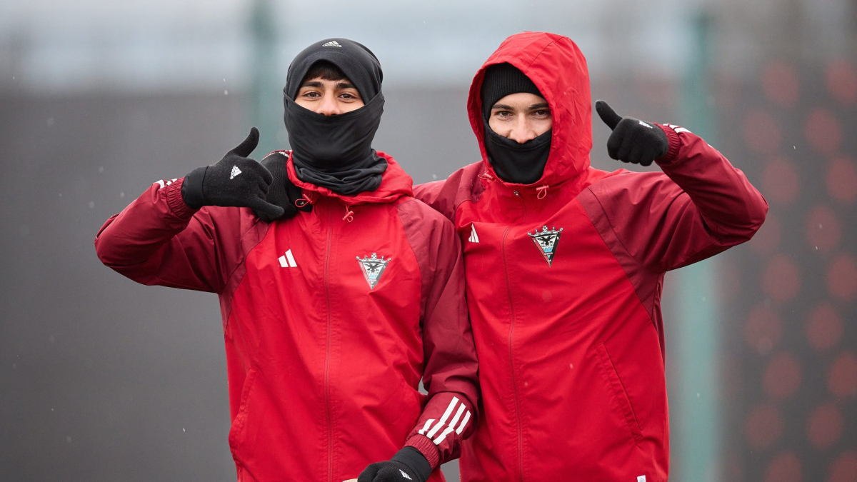Irreconocibles de tan abrigados, Diogo y David se han reincorporado a los entrenamientos.