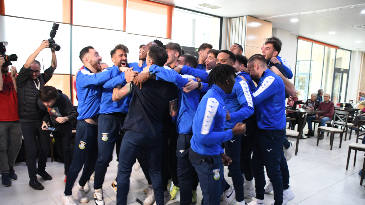 El equipo celebra su encuentro con el Real Madrid