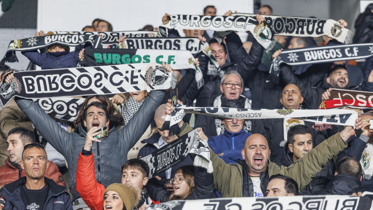 Una de las gradas de El Plantío repleta de espectadores para presencial el derbi entre el Burgos CF y el CD Mirandés.