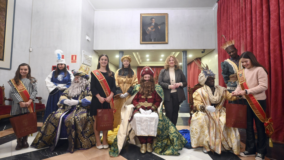 La alcaldesa y las Reinas Mayor e Infantil han recibido a sus Majestades los Reyes Magos en el Teatro Principal