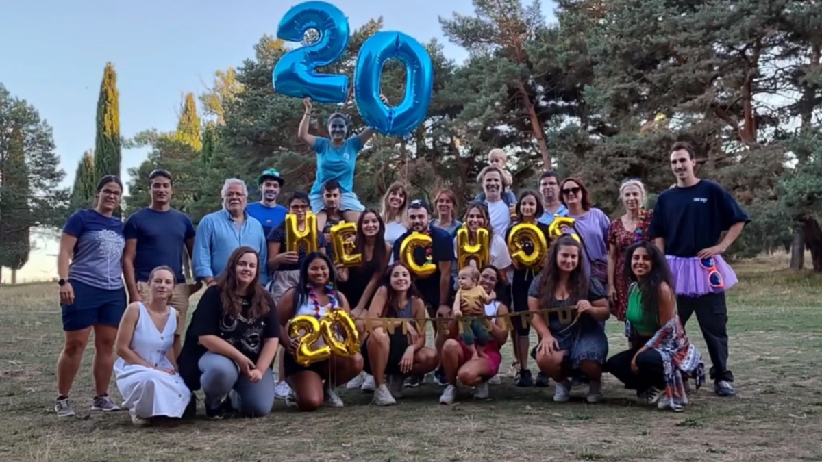 Foto de familia del equipo de la Asociación Hechos en la celebración del veinte aniversario de la entidad.