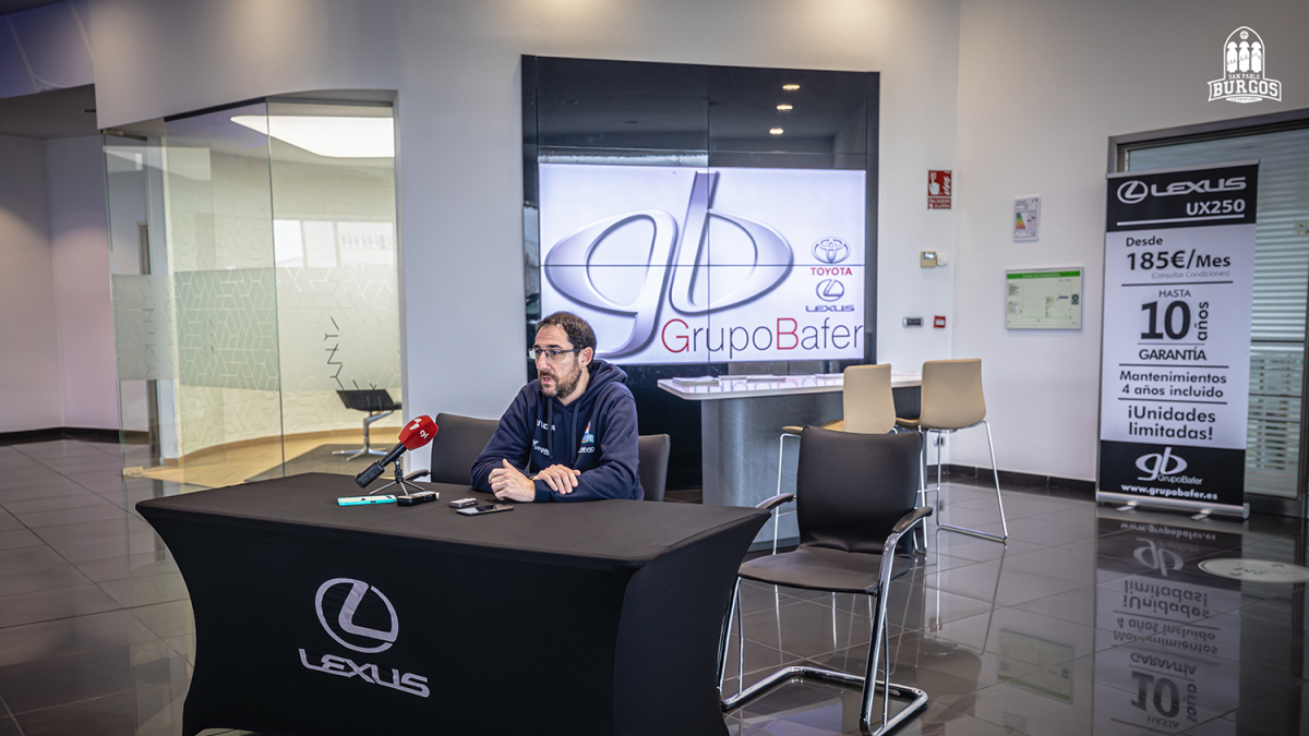 Encinas compareció en las instalaciones de un patrocinador.