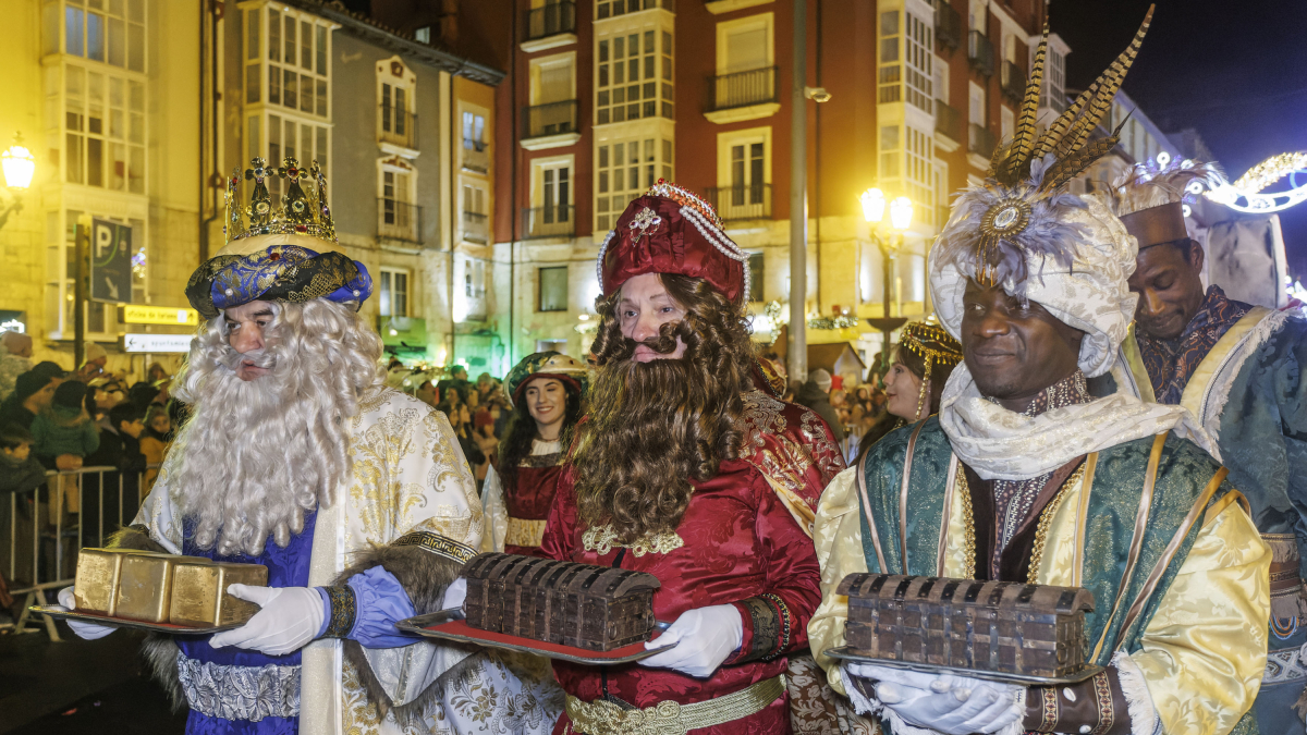 Melchor, Gaspar y Baltasar, con sus regalos para el niño Jesús, en la plaza de Mío Cid.
