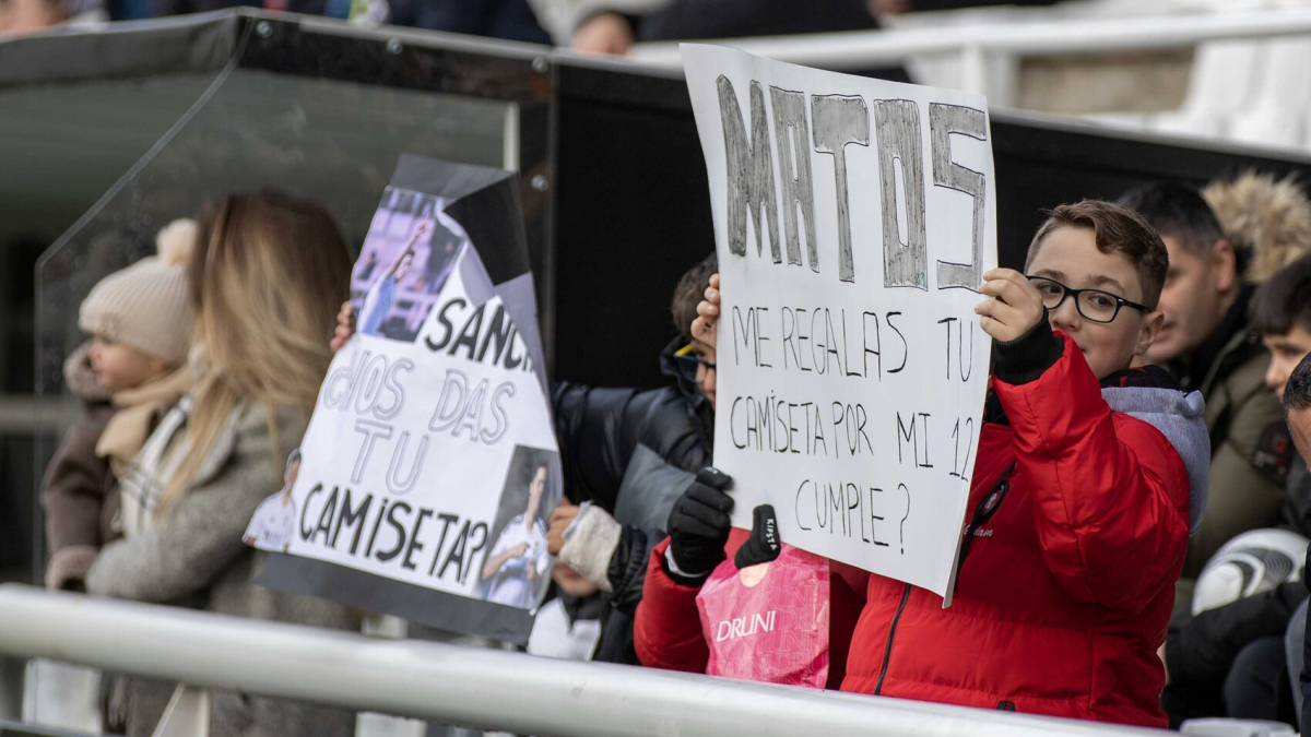 Muchos niños se pasaron el entrenamiento mostrando carteles confeccionados con por ellos mismos con mensajes para sus jugadores favoritos.