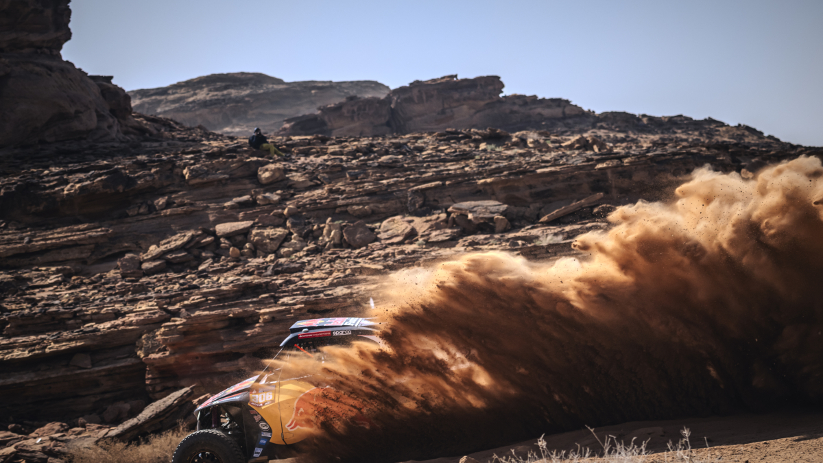 Cristina Gutierrez atraviesa una zona de rocas en la primera etapa del Dakar.