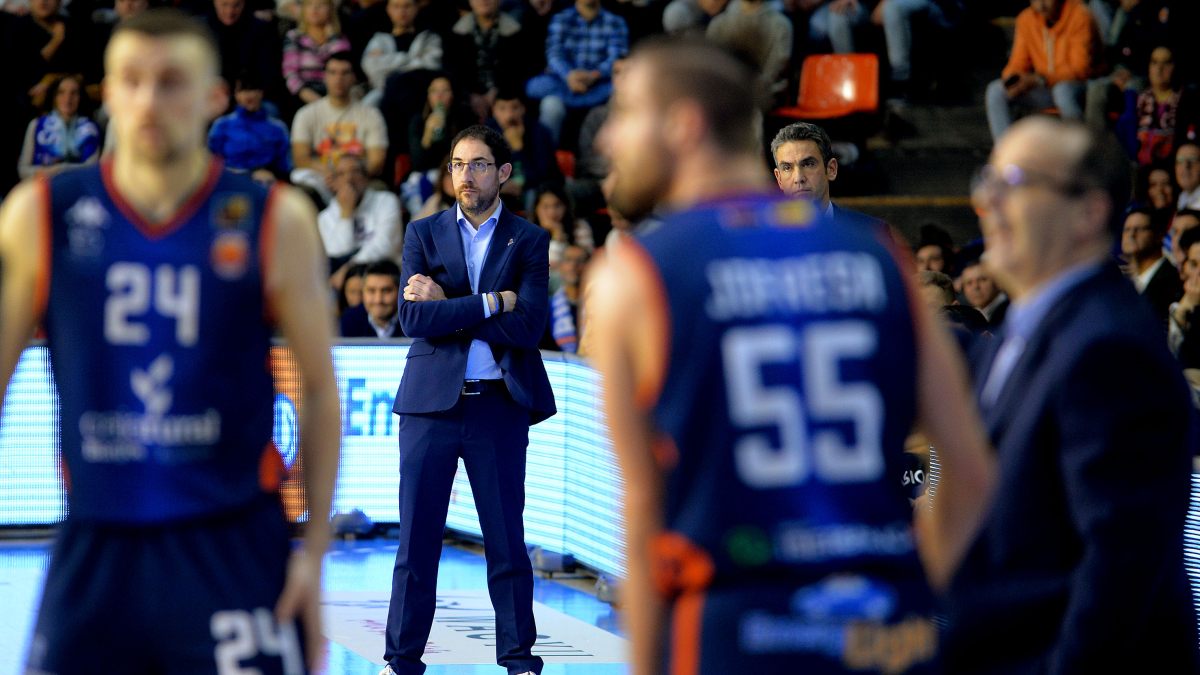 Encinas, cariacontecido, mientras Ocampo da instrucciones a los jugadores del equipo azulón.