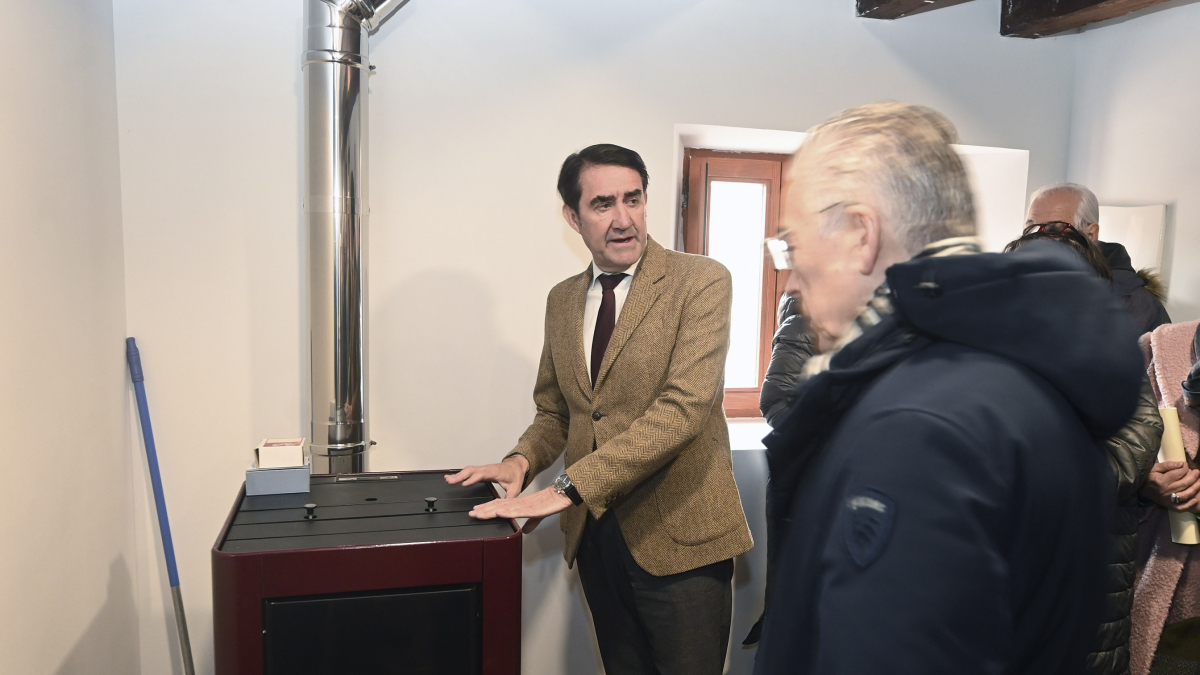 El consejero de Medio Ambiente, Vivienda y Ordenación del Territorio, Juan Carlos Suárez-Quiñones, visita la vivienda rehabilitada de Hontanas.