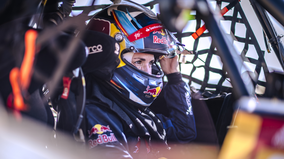 Cristina Gutierrez en su coche en el Rally Dakar 2024