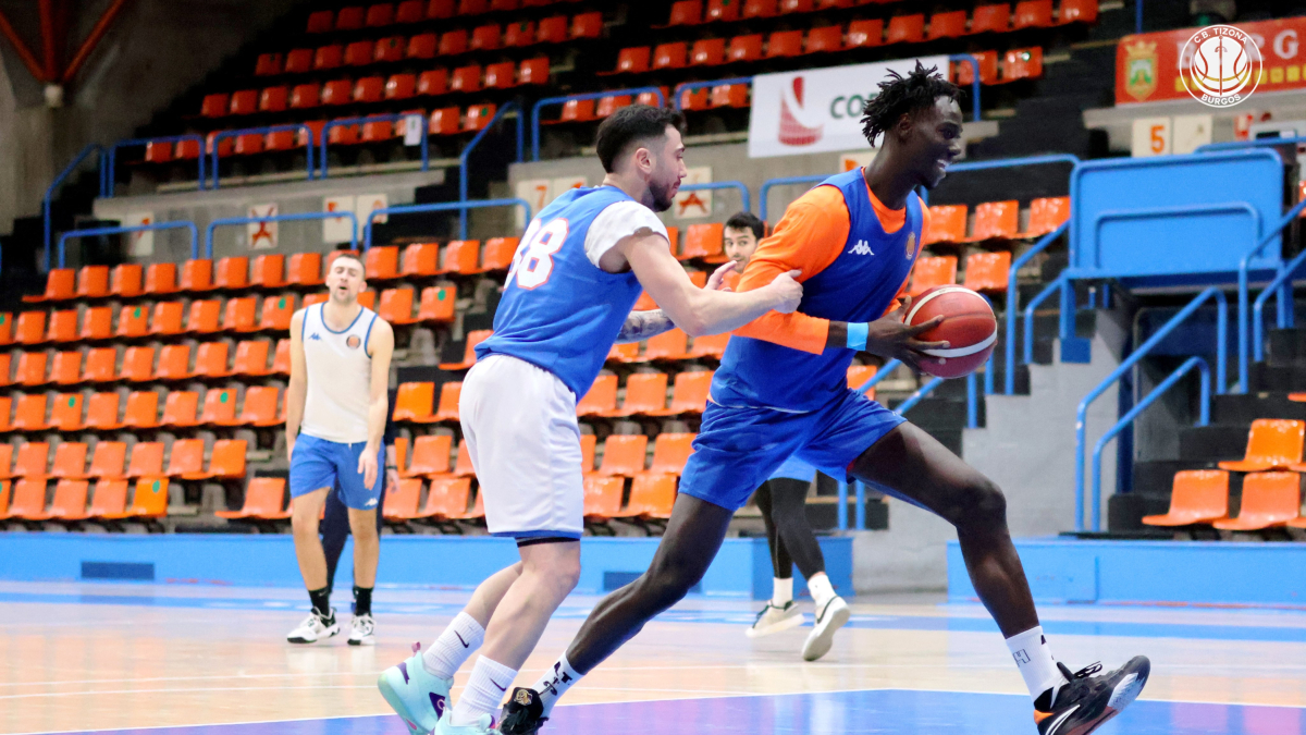 Thiam se ríe mientras Dídac Cuevas le agarra del brazo para impedir que se vaya a canasta.