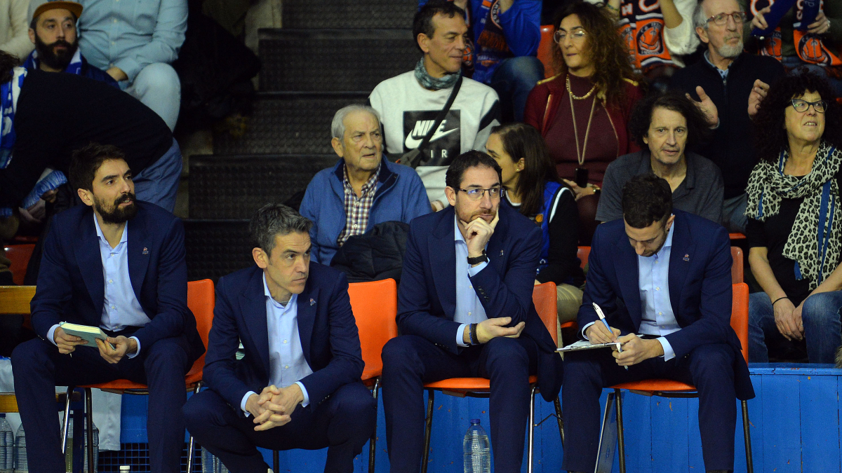 El cuerpo técnico del San Pablo, encabezado por Lolo Encinas, durante el derbi con el Tizona.