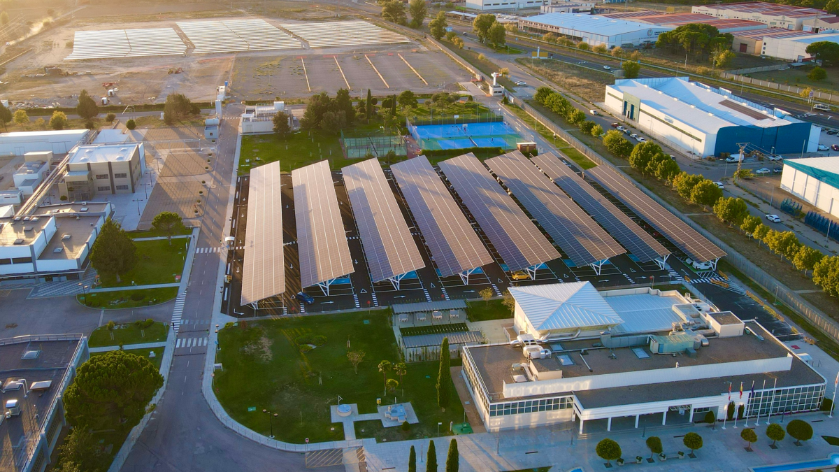 El nuevo parque solar de la fábrica GSK Aranda