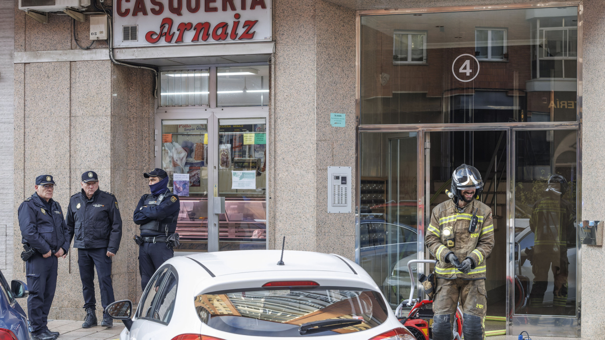 Agentes de Policía Nacional, Policía Local, Bomberos y sanitarios se desplazaron a la calle Calleja y Zurita tras recibir la alerta del 112 a las 8.36 de la manaña.