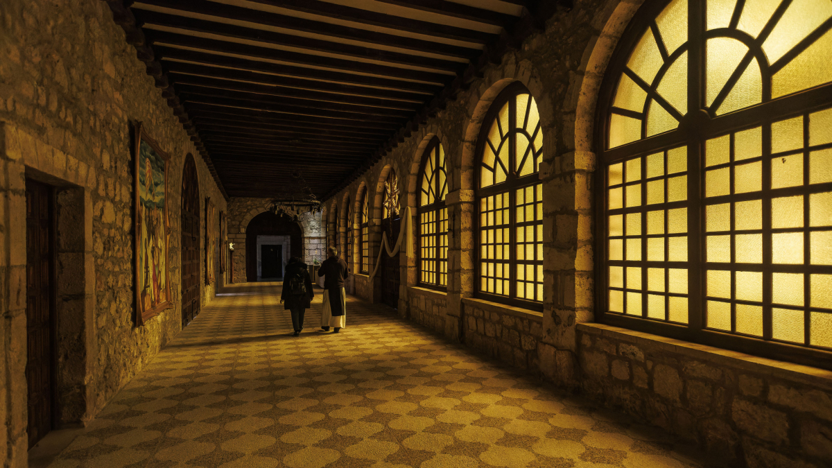 Pasear por las zonas habilitadas para los huéspedes ofrece, en sí mismo, una experiencia de calma. El silencio es sagrado.