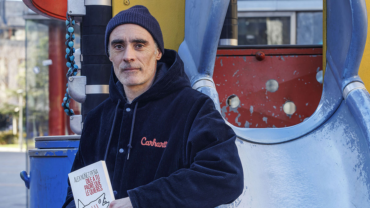 El escritor burgalés Álex Núñez Peña, con el volumen de cuentos ‘Dile a tu padre que le quieres’