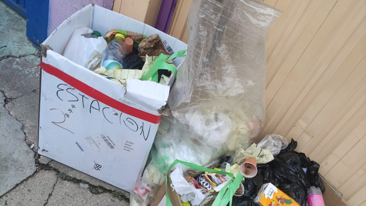 Imagen remitida por el Ayuntamiento de residuos depositados en los polígonos industriales, tras retirarse los contenedores para poner en marcha el 'puerta a puerta'.