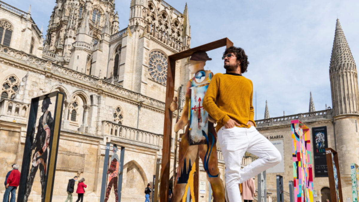Carlo Cuñado junto a la Catedral de Burgos.