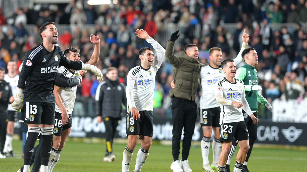 Varios jugadores blanquinegros celebran con el público en las gradas la victoria ante el Real Valladolid.