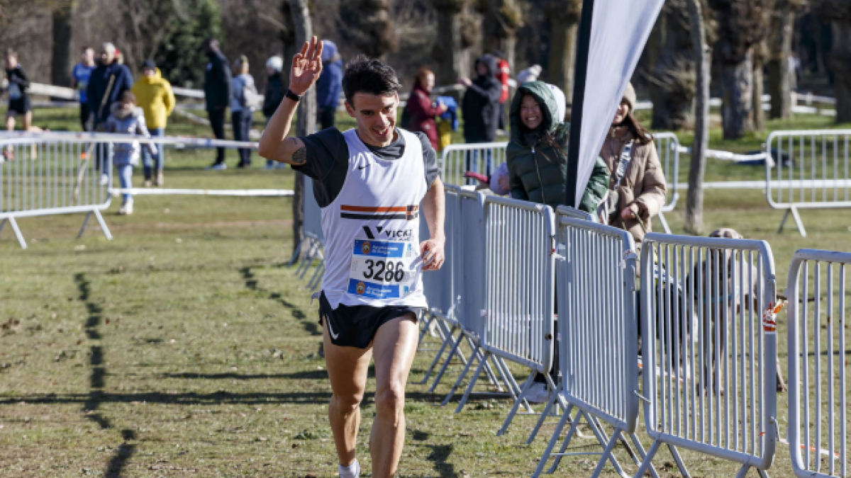 El atleta burgalés Pablo Sánchez voló sobre el circuito de Fuente Prior en la edición de 2023 del Memorial Félix Hernando.