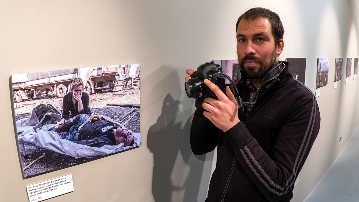 Diego Herrera, en la inauguración de su exposición 'Ucrania, la última guerra en Europa'.