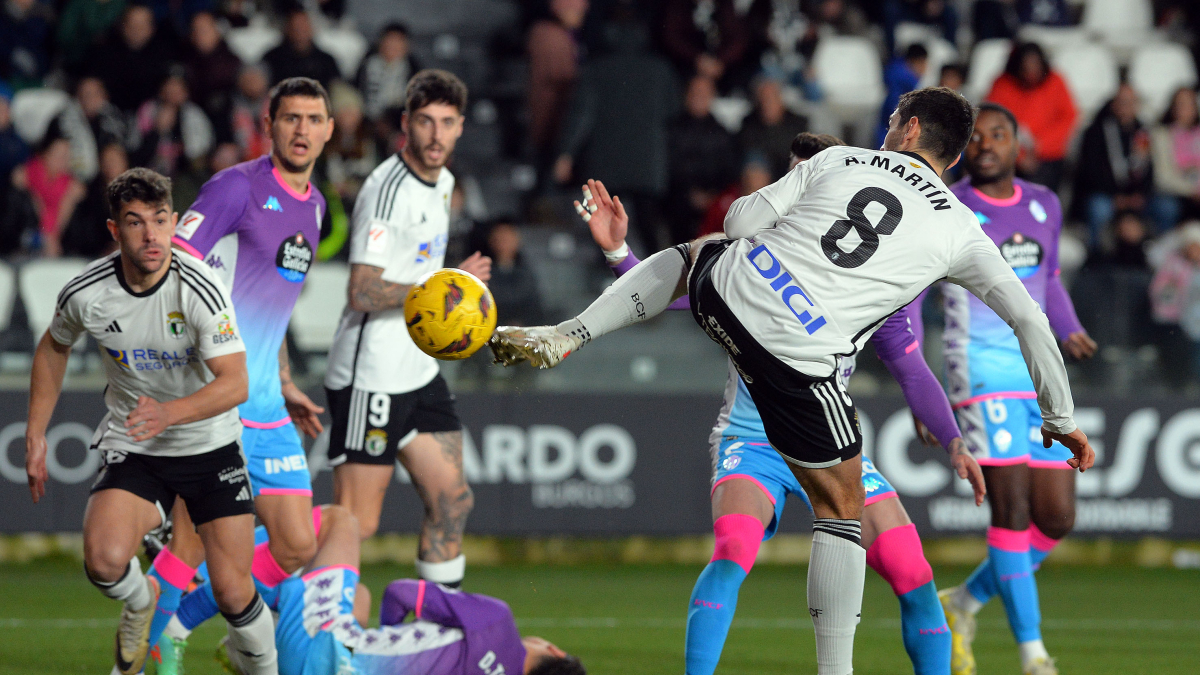 Ander Martín en pleno remate acrobático de tacón para marcar el gol del Burgos CF que le dio la victoria ante el Real Valladolid.