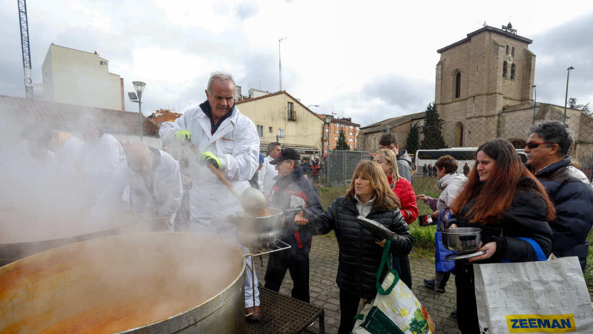 Fiesta de los Titos 2024 en la Plaza Nueva de Gamonal.