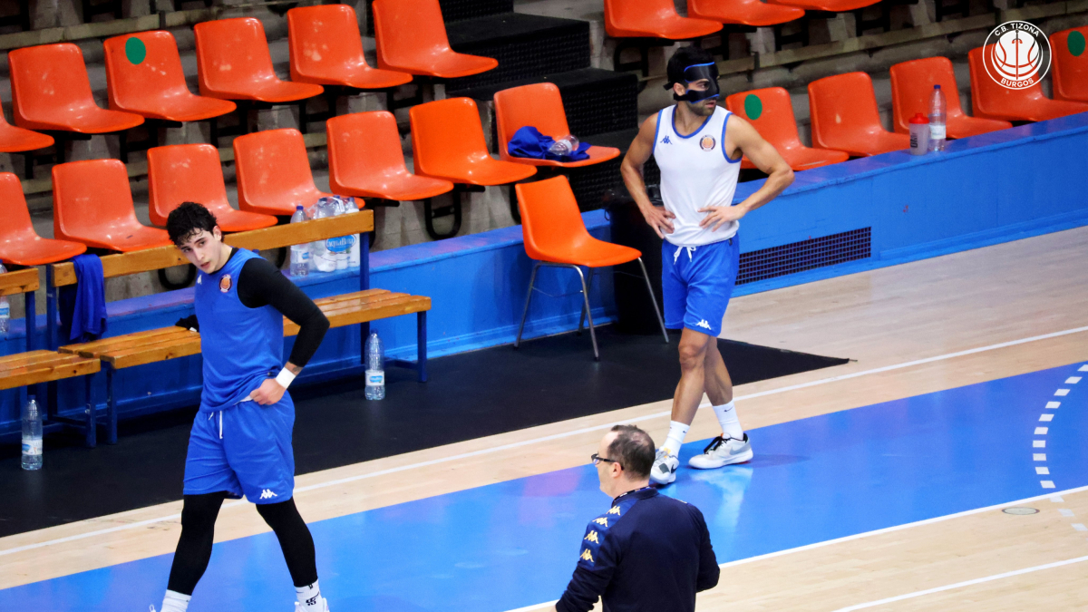 Ayoze junto a Diego Ocampo y Caio Pacheco, que le acompañará en la dirección del juego en el partido ante el Lleida.