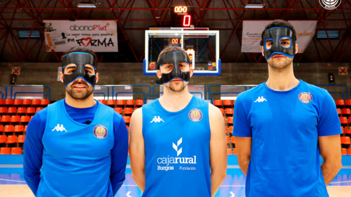 Ayoze, Cremo y Jacobo, posan con sus respectivas máscaras de protección, con las que tendrán que jugar el próximo partido.