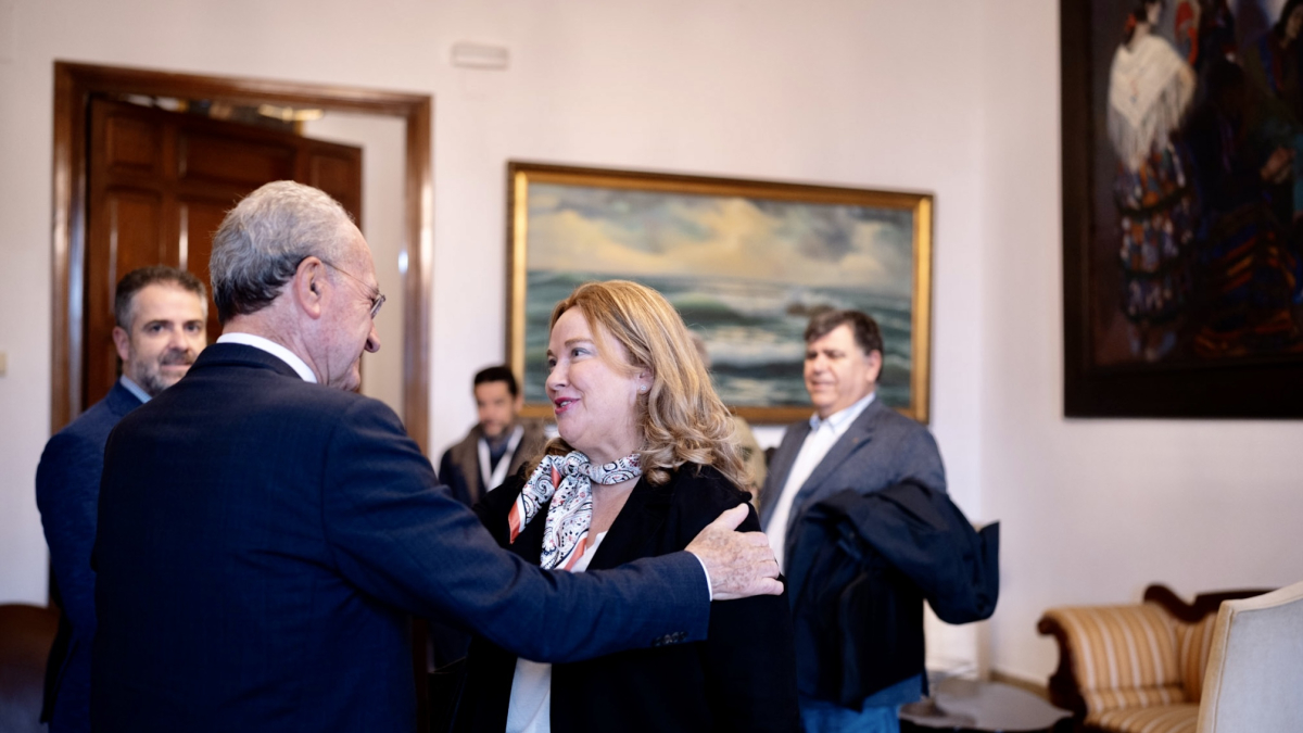 Francisco de la Torre saluda a Cristina Ayala antes de reunirse en el Ayuntamiento de Málaga.