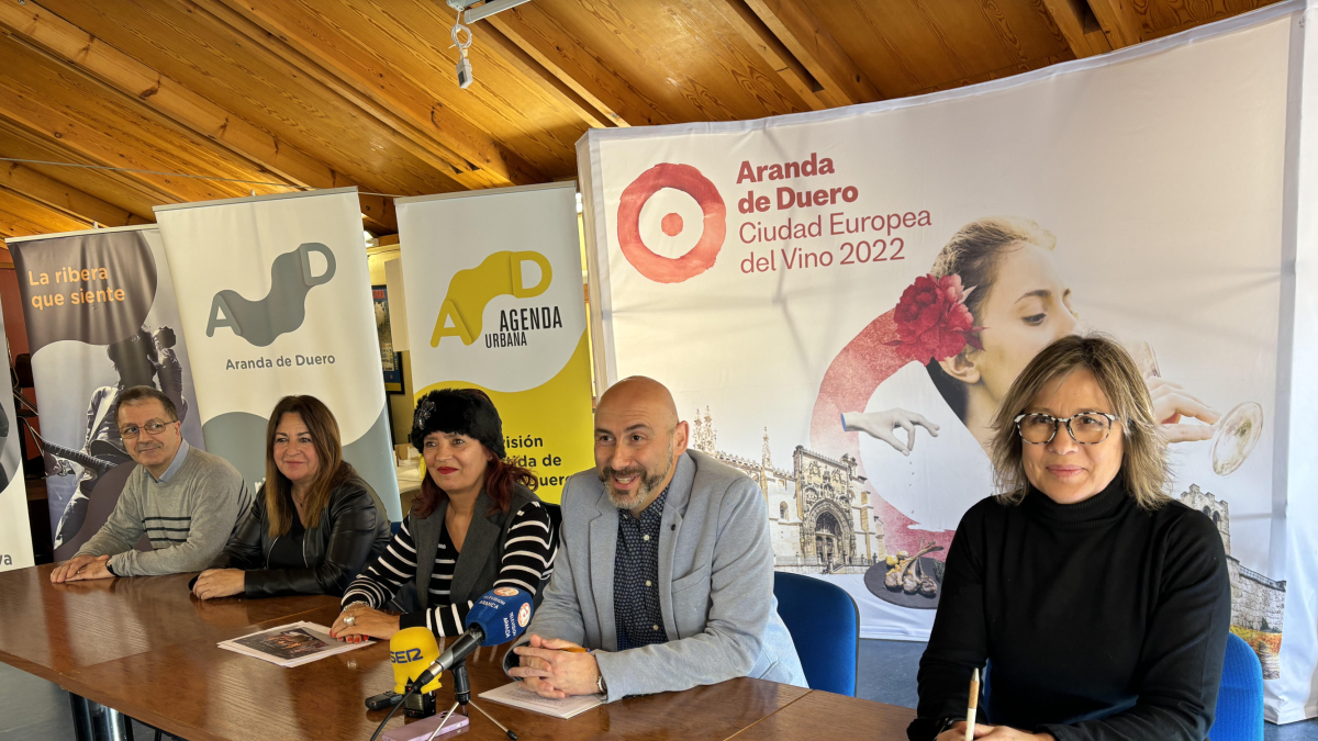 El concejal de Promoción de Aranda posa con los representantes de los diversos colectivos participantes