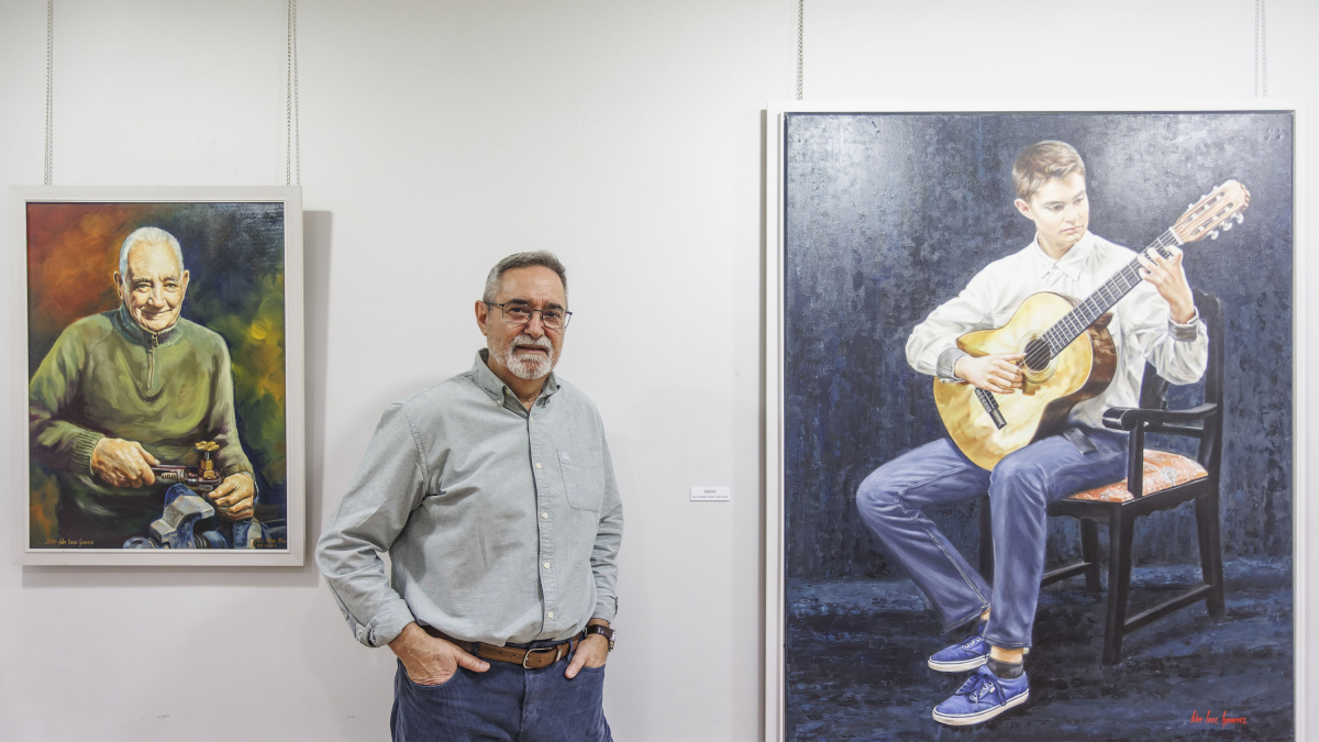Félix Pérez Giménez posa junto a los retratos de su suegro y su hijo pequeño.