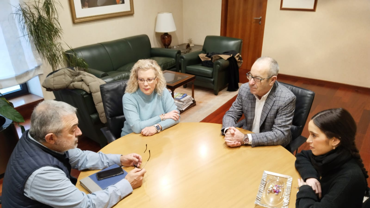 Instante de la reunión que la asociación mantuvo ayer con De la Fuente.