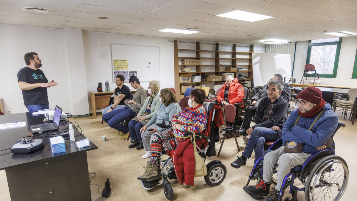 El café-tertulia de Cocemfe Burgos permite compartir experiencias y obtener apoyo mutuo.