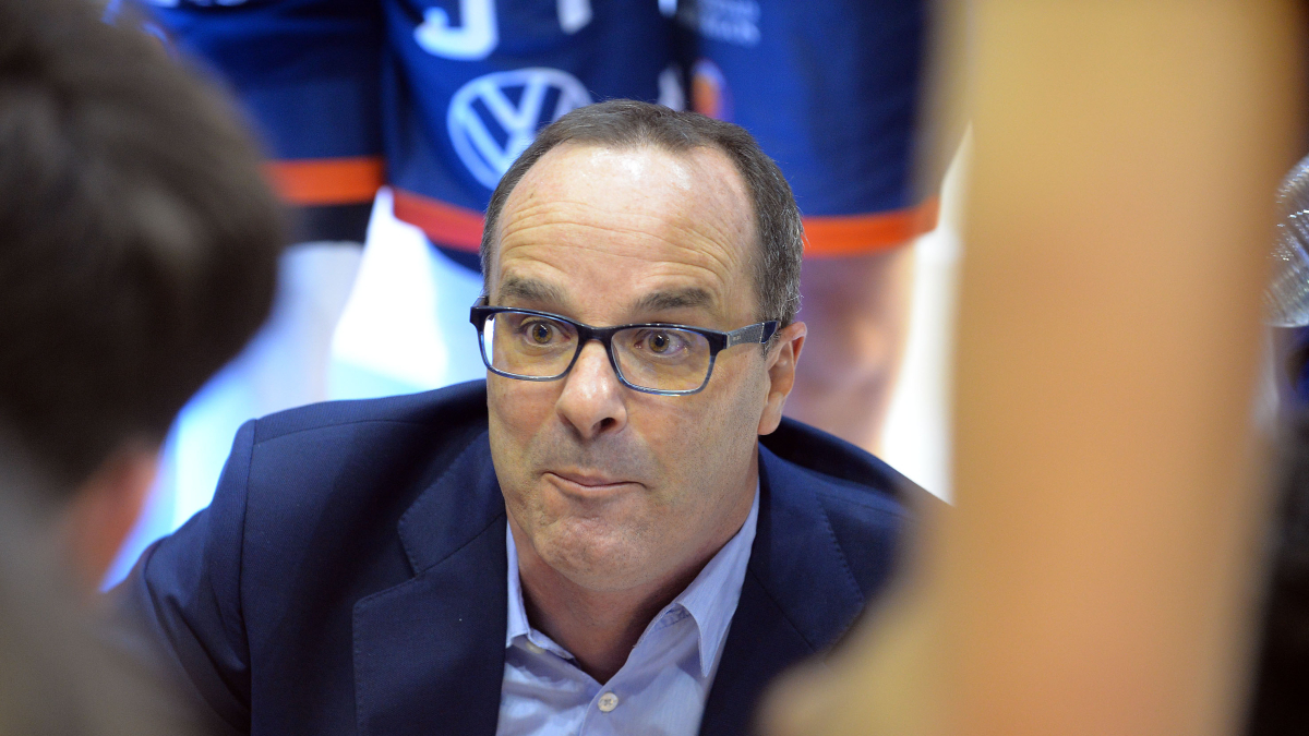 Ocampo da instrucciones en un tiempo muerto durante el derbi local contra el San Pablo.